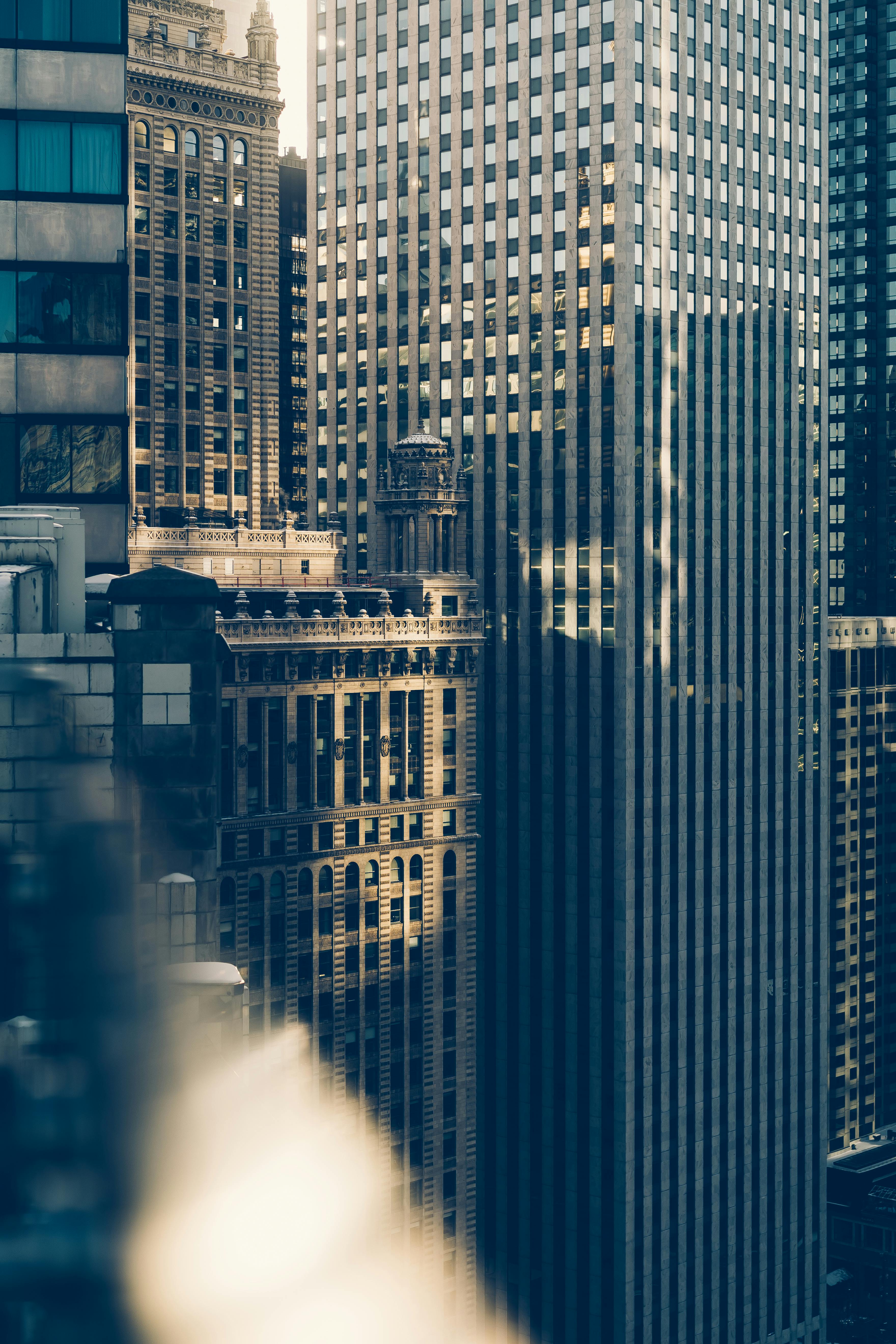 Pr&eacute;dios comerciais representando gest&atilde;o financeira